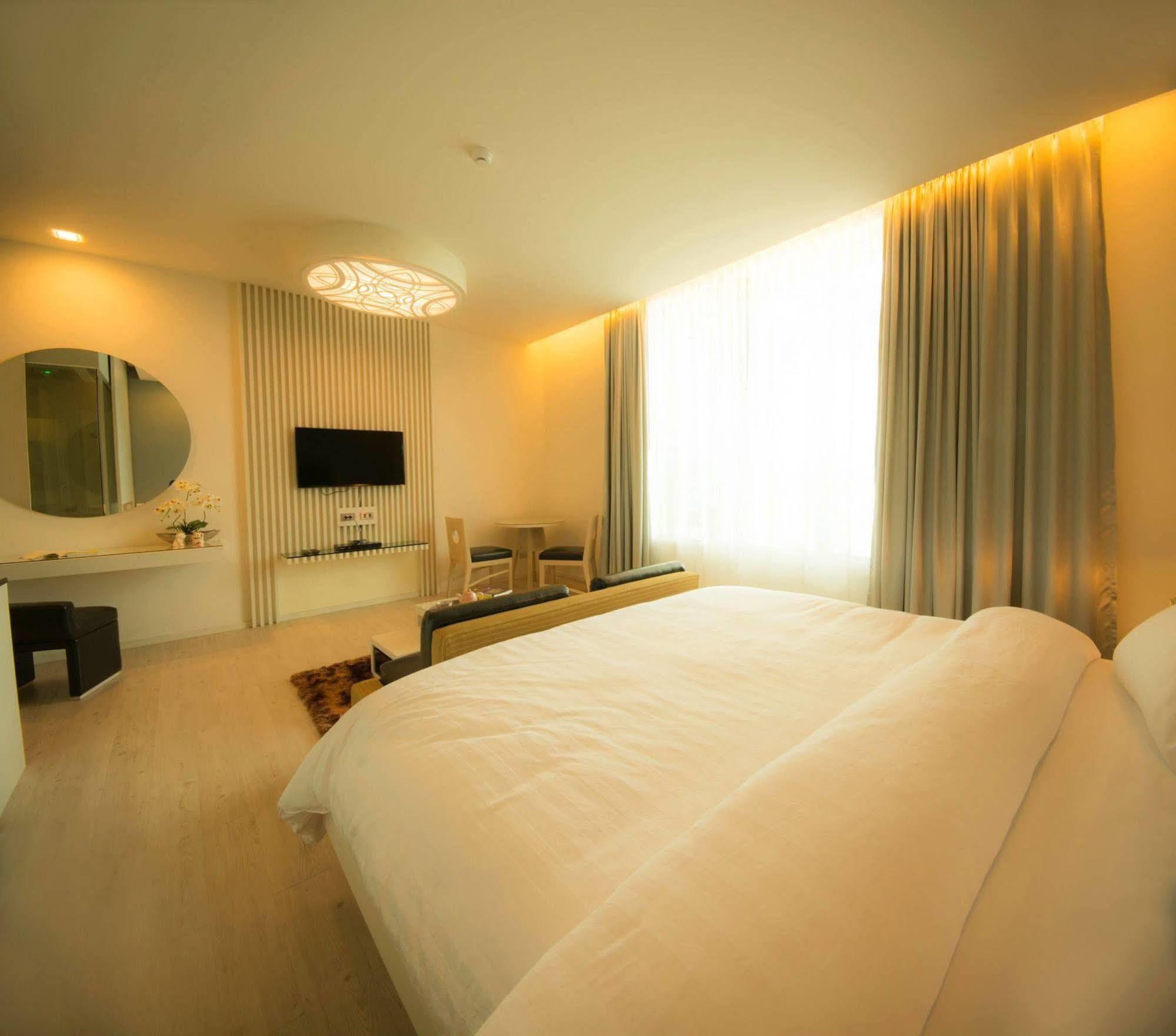 The Beverly Hills Hotel Nakhonratchasima Dış mekan fotoğraf