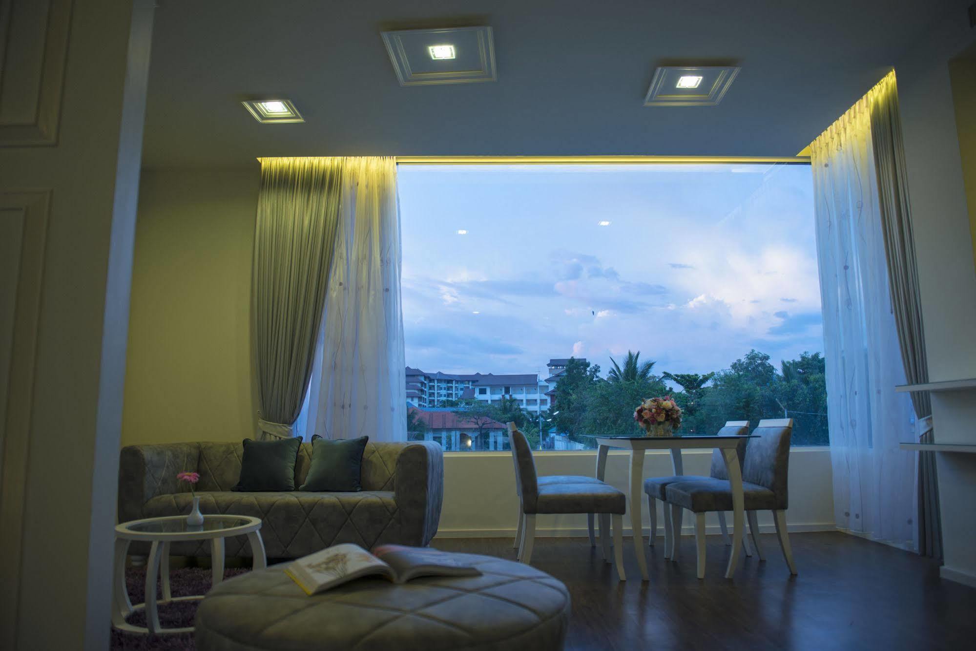 The Beverly Hills Hotel Nakhonratchasima Dış mekan fotoğraf