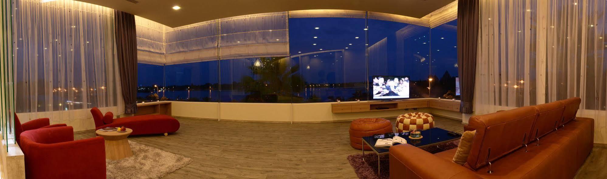 The Beverly Hills Hotel Nakhonratchasima Dış mekan fotoğraf